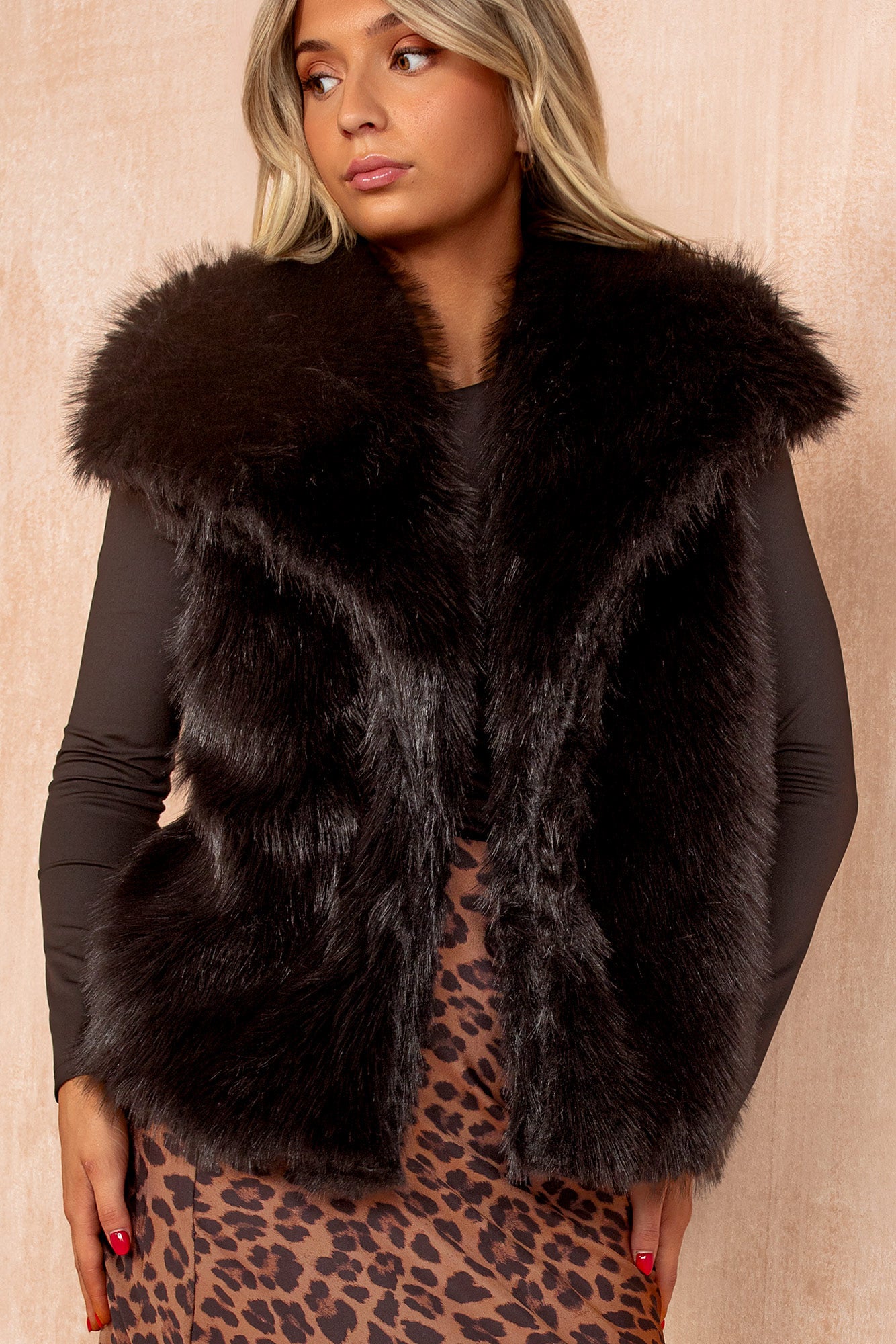 Nia Black Faux Fur Gilet –
